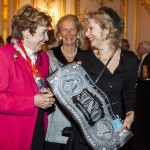 Nicole Tordjman, Vice-Présidente de France-Amériques, et Hélène de Rochefort, Secrétaire Générale de France-Amériques, remettent une sculpture de Karl Lagasse à la gagnante du lot Me Laurence Azoux-Bacrie