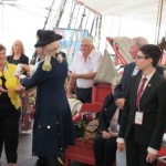 De gauche à droite : Jean Heuschen, Vice- Président, Brigitte van den Hove-Smith, Présidente, Florida Friends of Hermione, le Capitaine Yann Cariou (caché par Lafayette), Lafayette (le comédien Ben Goldman), Bruno Gravellier, superintendent de l'Hermione, Jim Clerkin, Président et CEO de Moët Hennessy USA, Alexandre et son père, le Comte Gilbert de Pusy Lafayette.
Un moment très historique!