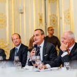Intervention de S. Exc. M. Gérard Araud, Ambassadeur de France aux Etats-Unis, entouré (de gauche à droite) de M. Daniel Tricot, Président de l'AFDD, de M. Marc Bartel, Managing Partner chez Heidrick & Struggles, de Mme Kareen Rispal, Directrice des Amériques et des Caraïbes au Minisitère des Affaires Etrangères, et de M. Jean-Luc Fournier, Président de France-Amériques.