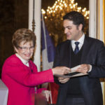Nicole Tordjman, Vice-Présidente et Présidente de la Section Art & culture de France-Amériques, remettant le Prix de thèse France Amériques 2015 à Alexandre Kazerouni