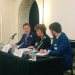 Madame la Ministre Louise Beaudoin entourée de Maxime Daeninck, Président de Débattre en Sorbonne (à sa gauche) et de Benjamin Boutin, fondateur de Francophonie Sans Frontières (à sa droite)