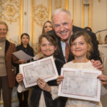 Jean-Luc FOURNIER félicitant Thaïs et Eve WILLEMS 